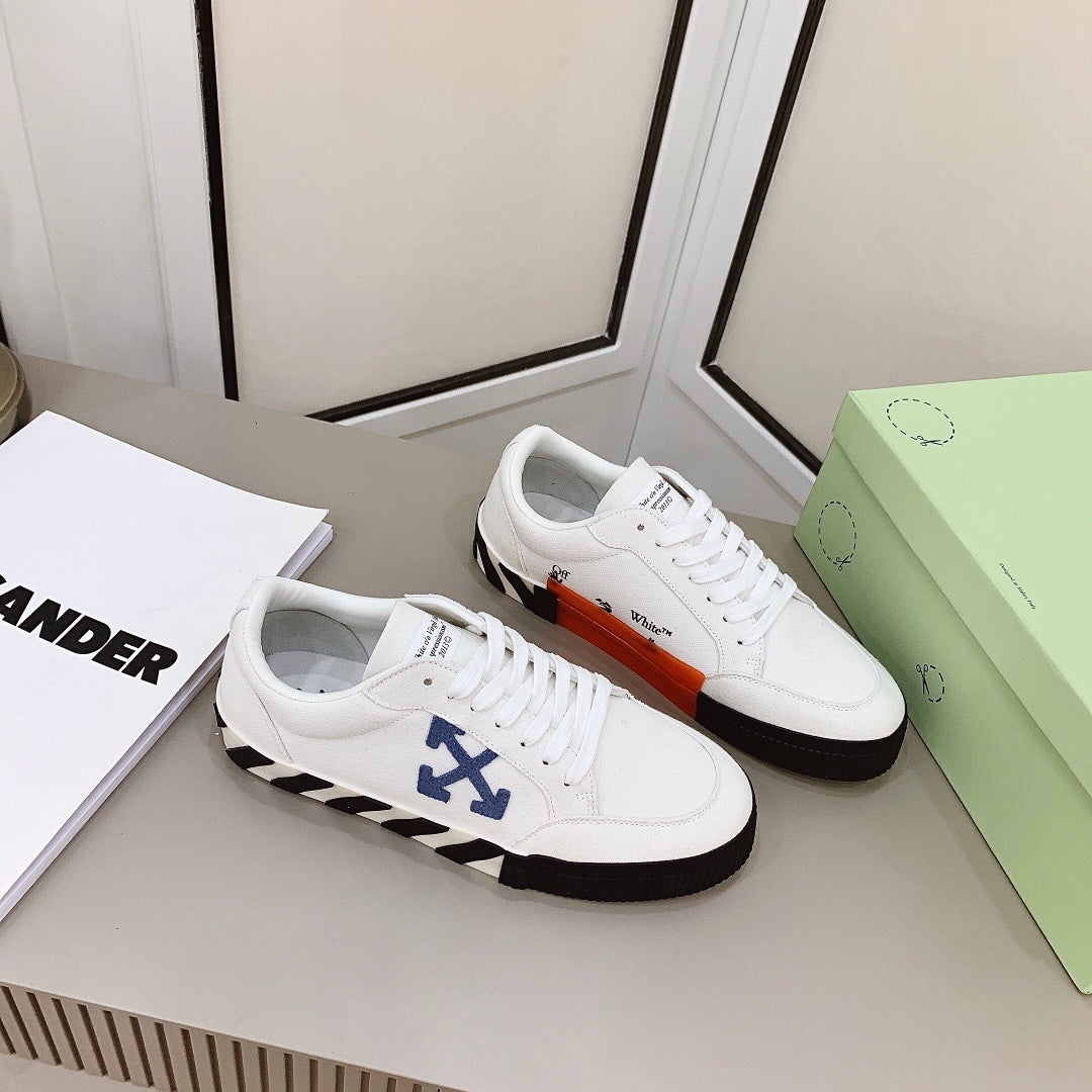Tênis Canvas Branco Cano Baixo Detalhe Costuras