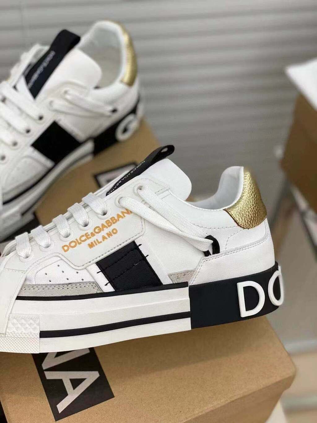 Tênis Cano Baixo Couro Branco Detalhe Dourado