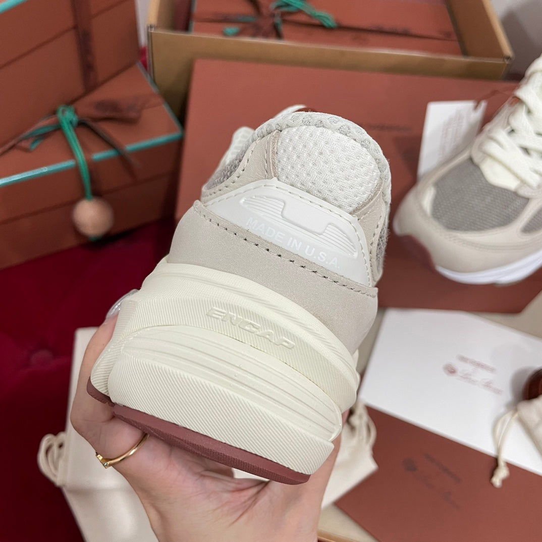 Tênis Runner Malha e Lã Creme Detalhes Laterais