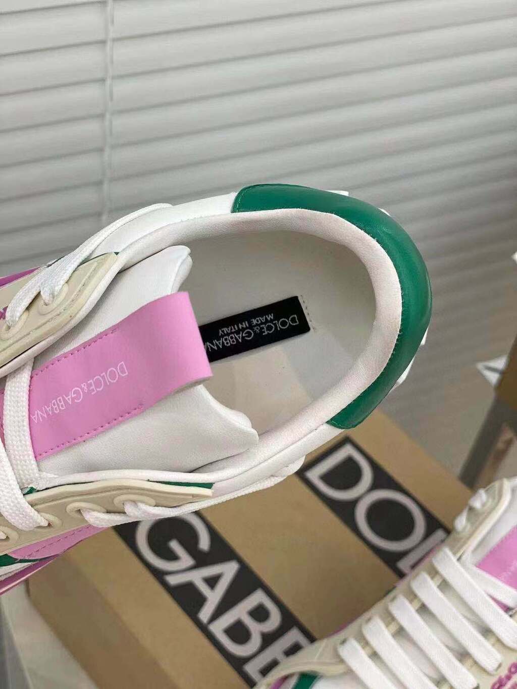 Tênis Couro Branco Detalhe Rosa e Verde