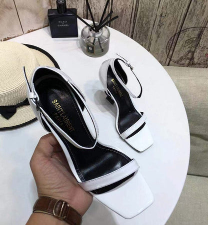 Sandália Couro Branco Tira Preta Detalhes Dourados