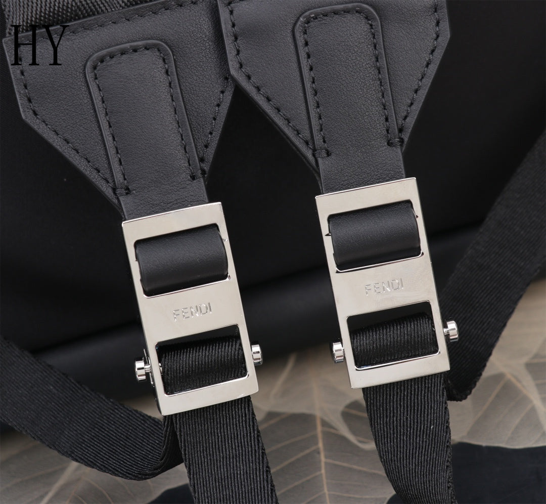 Mochila Nylon Preta Com Aplicações de Rosto