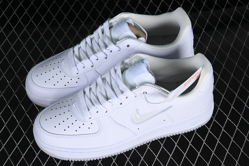 Tênis Cano Baixo Couro Branco Detalhe Swoosh Iridescente