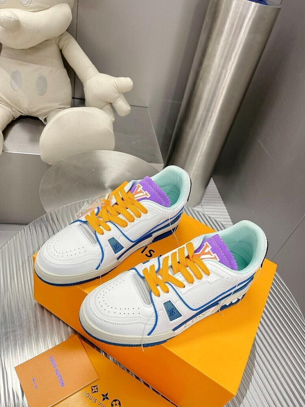 Tênis Couro Branco Detalhe Azul e Roxo