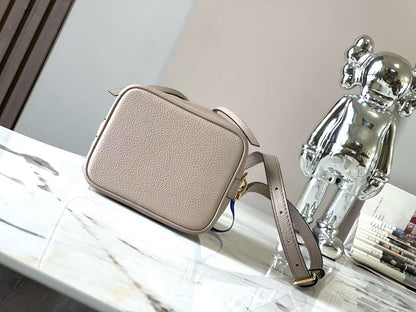 Bolsa Satchel Couro Padrão Monograma Geométrico Marrom Nano