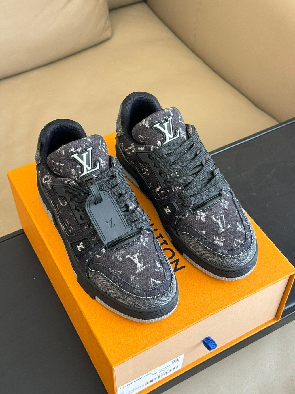 Tênis Casual Cano Baixo Preto com Detalhe Cinza