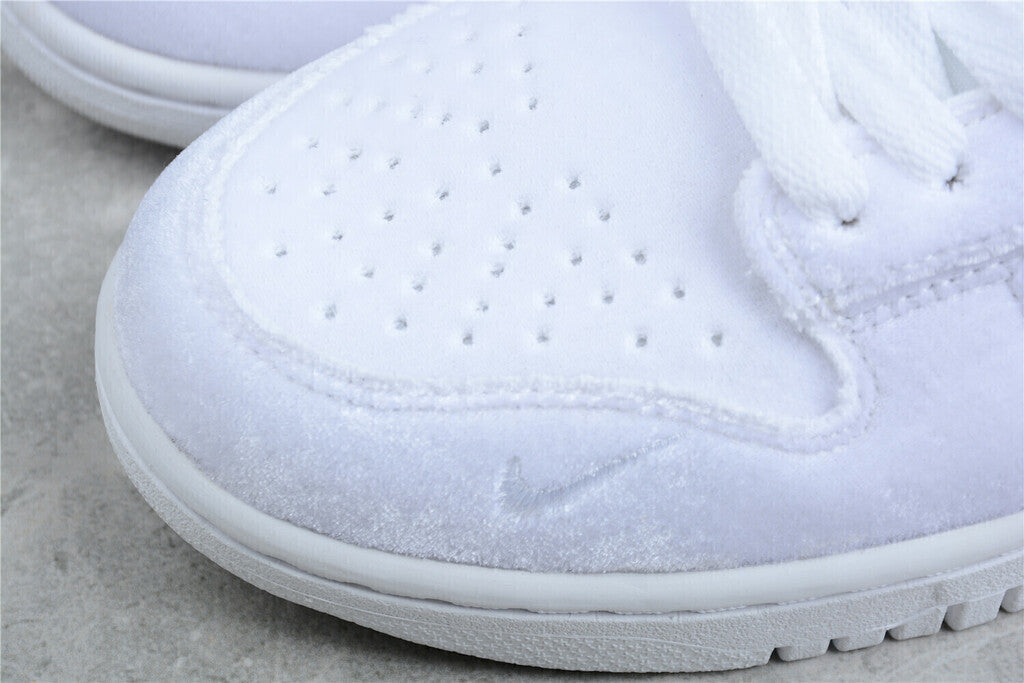 Tênis Cano Baixo Veludo Branco com Detalhes em Relevo