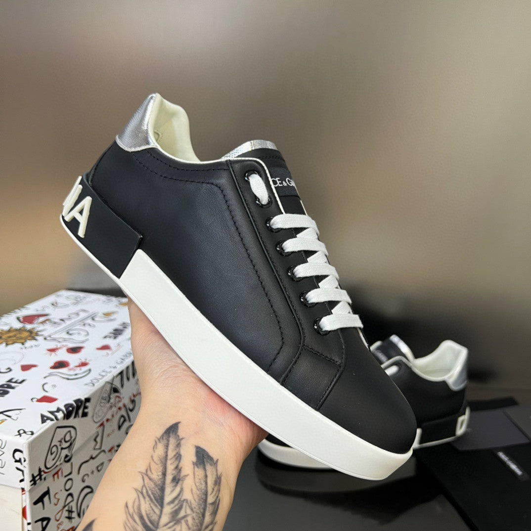Tênis Couro Preto Detalhes Prateado