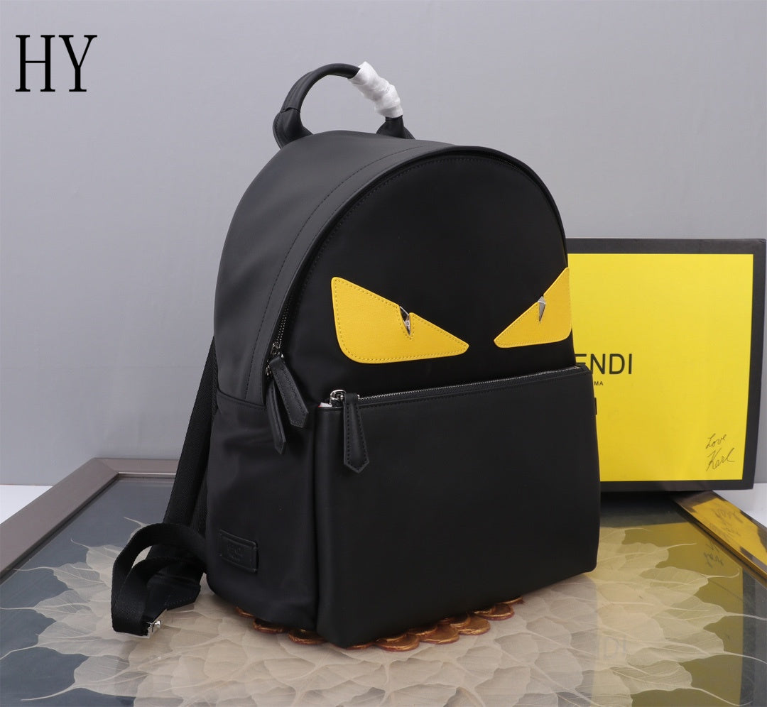 Mochila Nylon Preta Com Aplicações de Rosto
