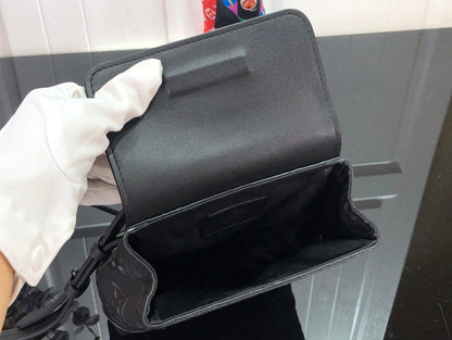 Bolsa Estruturada Couro Padrão Monograma Geométrico Preto Tamanho XS