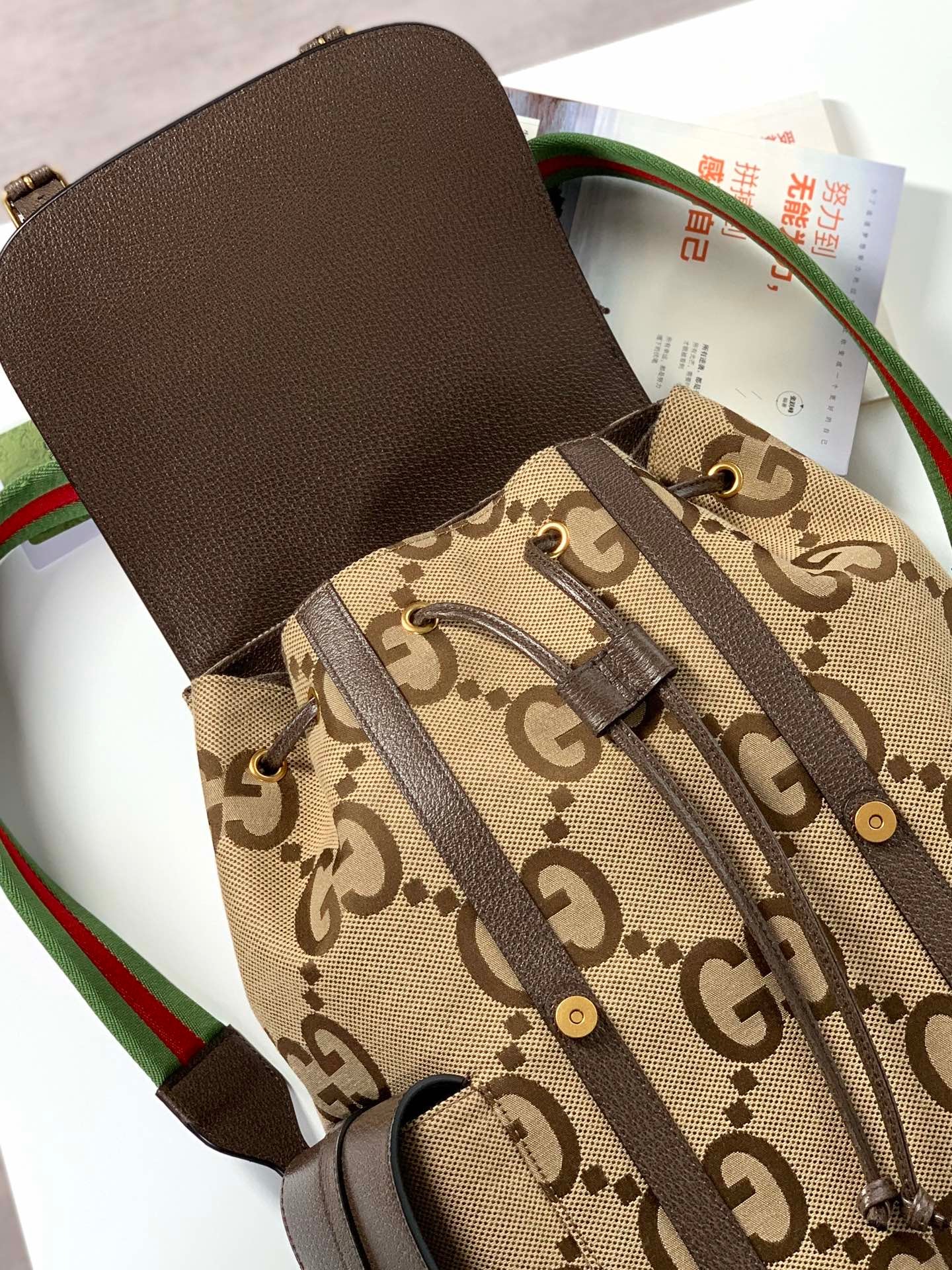 Mochila Couro Padrão Letras Entrelaçadas Camel Detalhe Preto