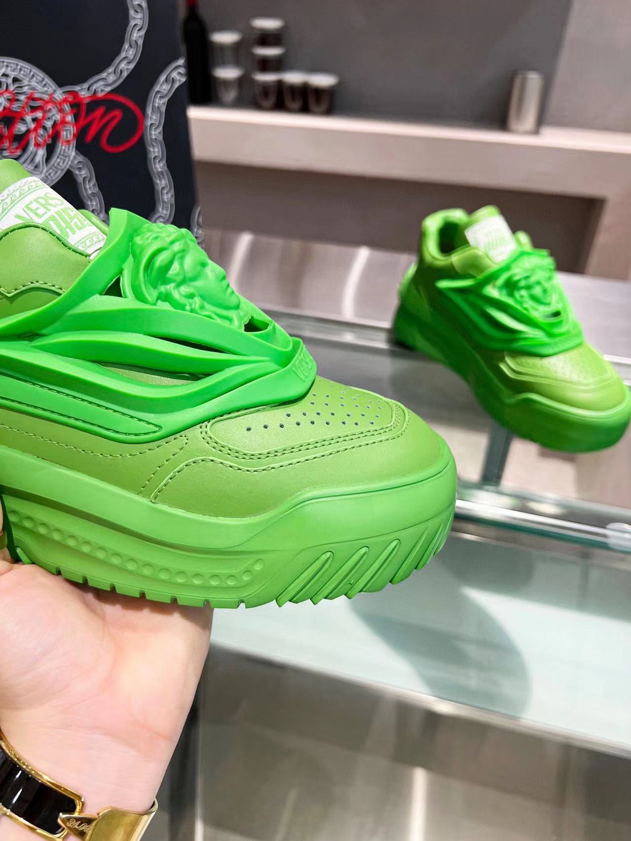 Tênis Cano Baixo Couro Verde Neon Detalhe Medalhão