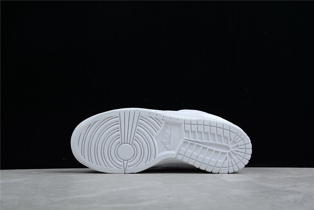 Tênis Cano Baixo Veludo Branco com Detalhes em Relevo