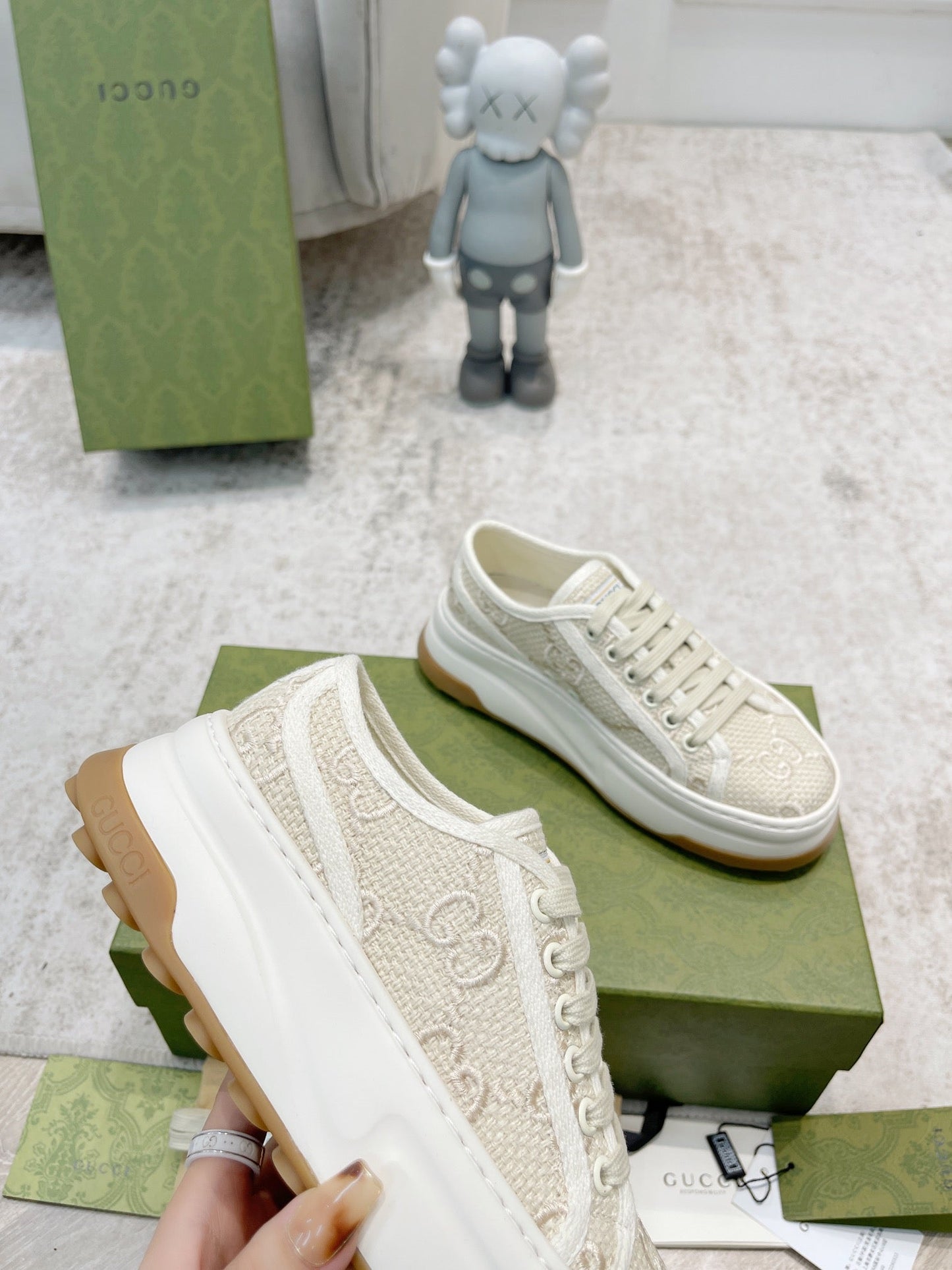 Tênis Canvas Creme Padrão Letras Entrelaçadas