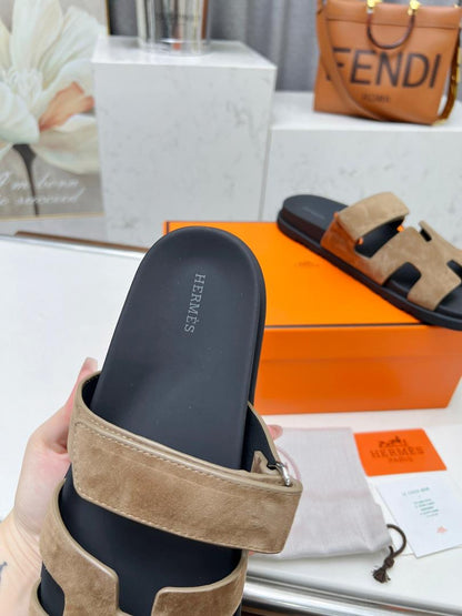 Sandália Couro Beige Tira Vazada Minimalista