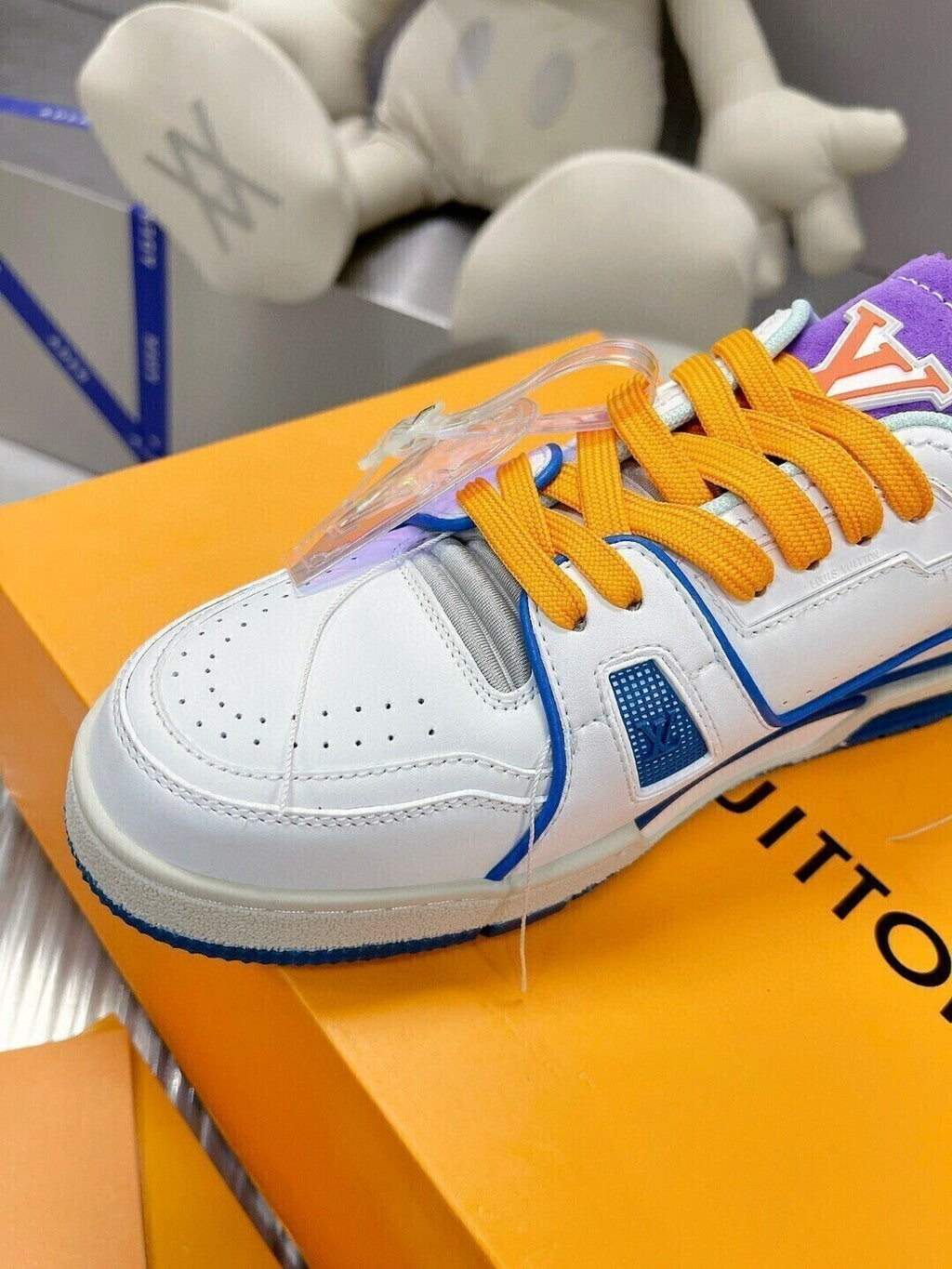 Tênis Couro Branco Detalhe Azul e Roxo