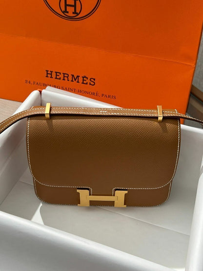 Bolsa Satchel Couro Estruturada com Fecho Frontal