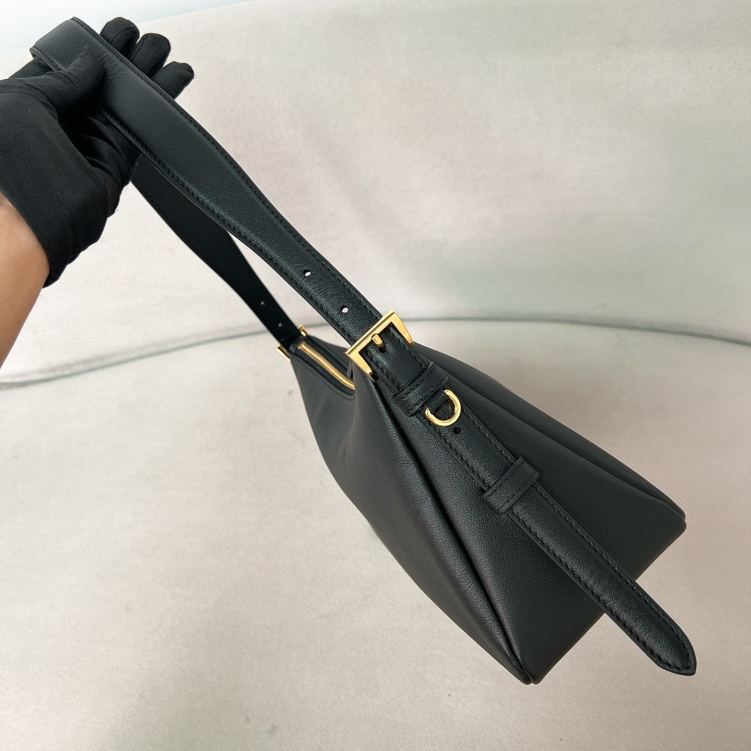 Bolsa Estruturada Couro Preto Placa Triangular