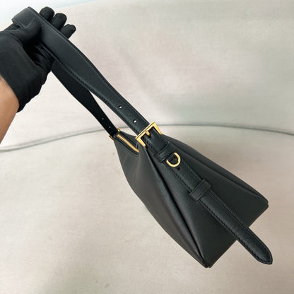 Bolsa Estruturada Couro Preto Placa Triangular