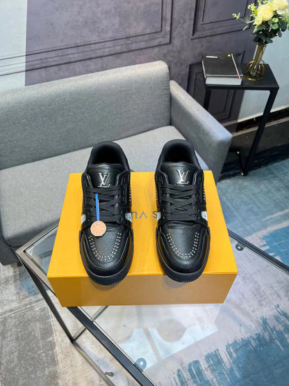Tênis Couro Preto Detalhe Dourado
