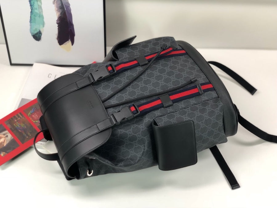 Mochila Couro Padrão Letras Entrelaçadas