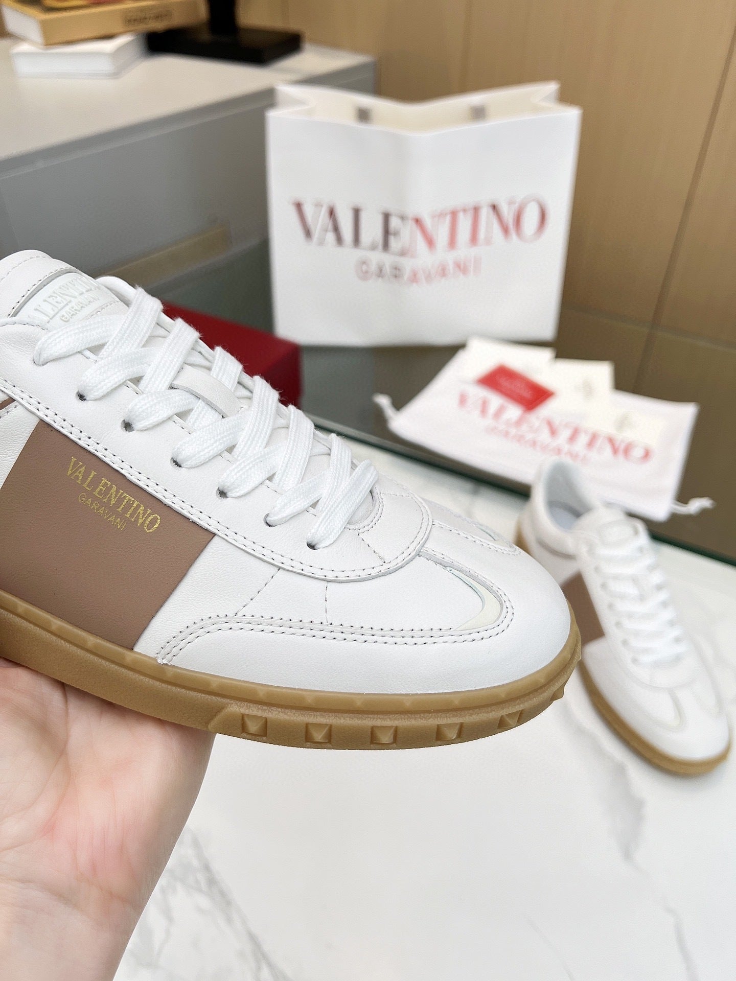 Tênis Couro Cano Baixo Branco com Detalhe Lateral