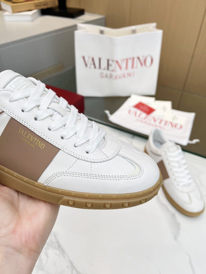 Tênis Couro Cano Baixo Branco com Detalhe Lateral