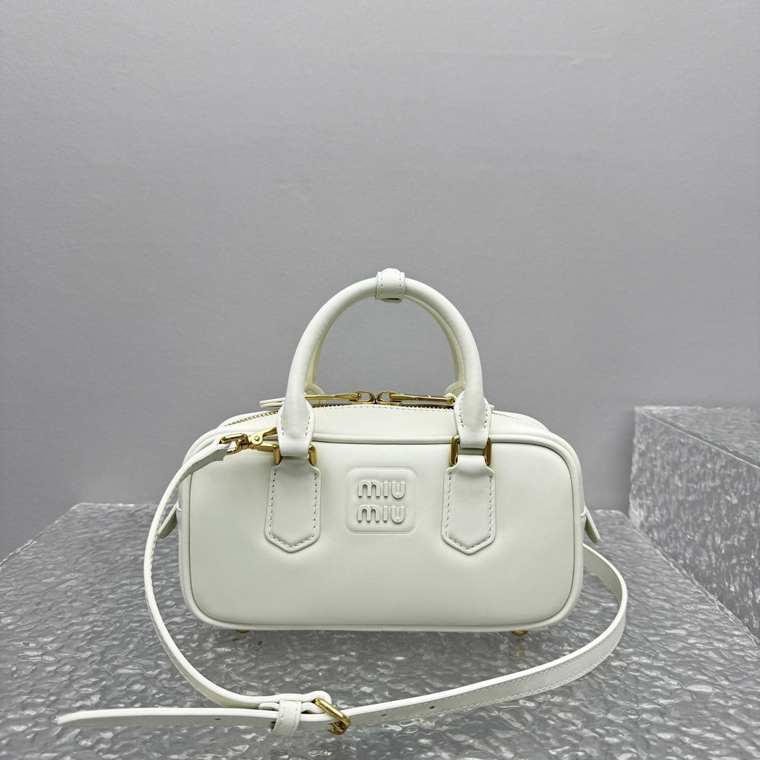 Bolsa Couro Estruturada Marrom Placa Frontal