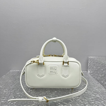 Bolsa Couro Estruturada Marrom Placa Frontal