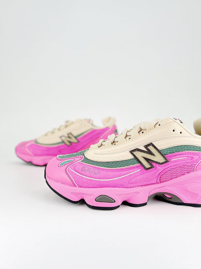 Tênis Runner Camurça Bege Detalhes Rosa e Verde