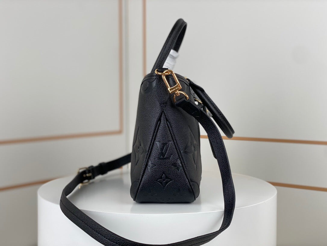Bolsa Satchel Couro Estruturada Marrom Placa Triangular