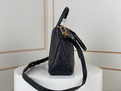 Bolsa Satchel Couro Estruturada Marrom Placa Triangular