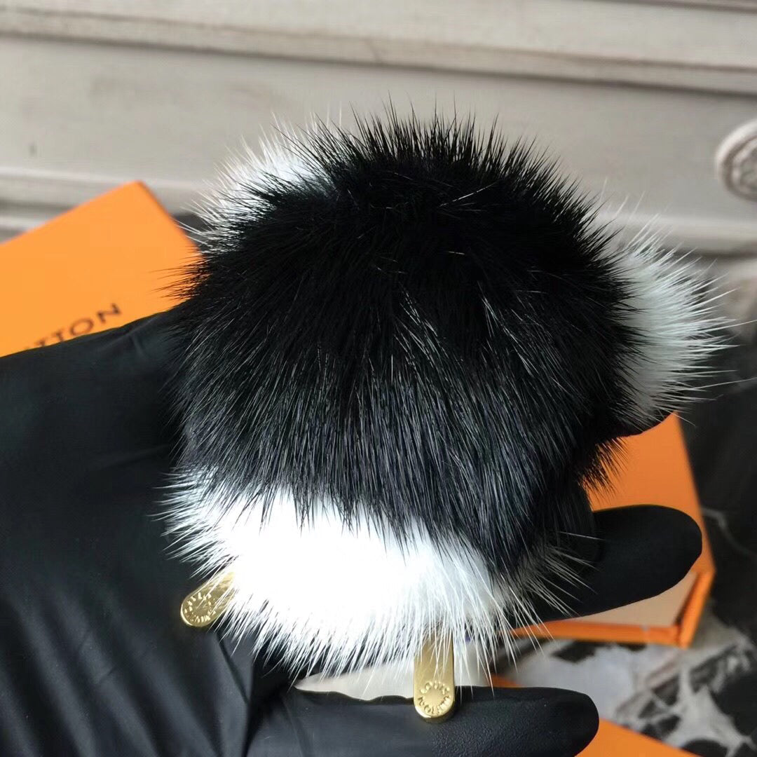 Chaveiro Bag Charm Couro Padrão Monograma Panda com Tachas
