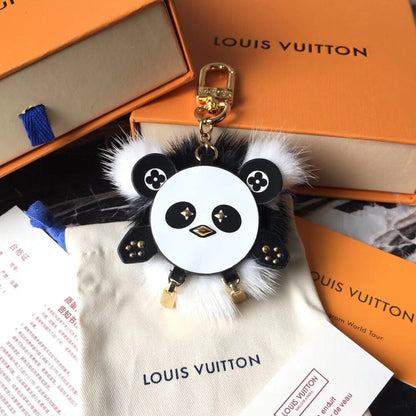 Chaveiro Bag Charm Couro Padrão Monograma Panda com Tachas