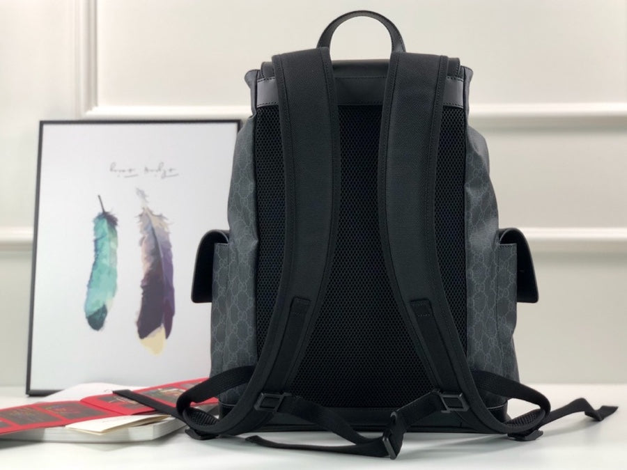 Mochila Couro Padrão Letras Entrelaçadas