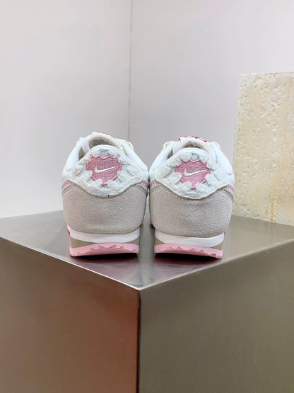 Tênis Couro Casual Branco Detalhe Vermelho Temático
