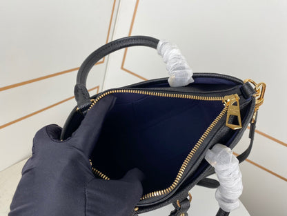 Bolsa Satchel Couro Estruturada Marrom Placa Triangular