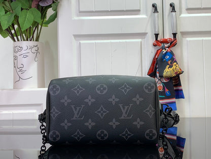 Bolsa Satchel Couro Preto Padrão Monograma Geométrico 18cm