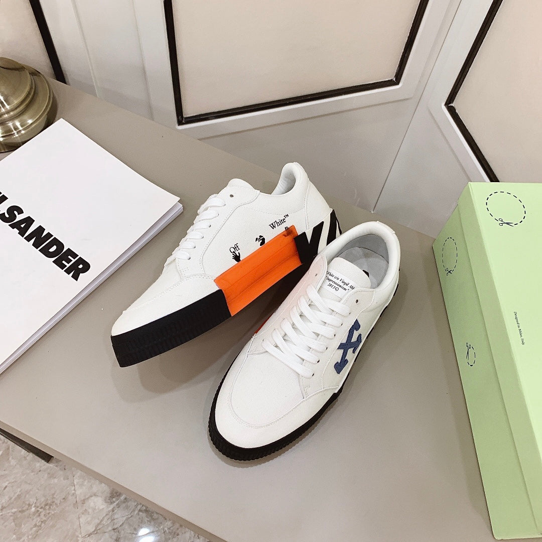 Tênis Canvas Branco Cano Baixo Detalhe Costuras