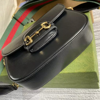 Bolsa Couro Preto Fechamento Metálico Ferradura