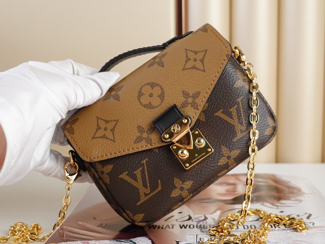 Bolsa Shoulder Lona Padrão Monograma Geométrico Marrom Pequena