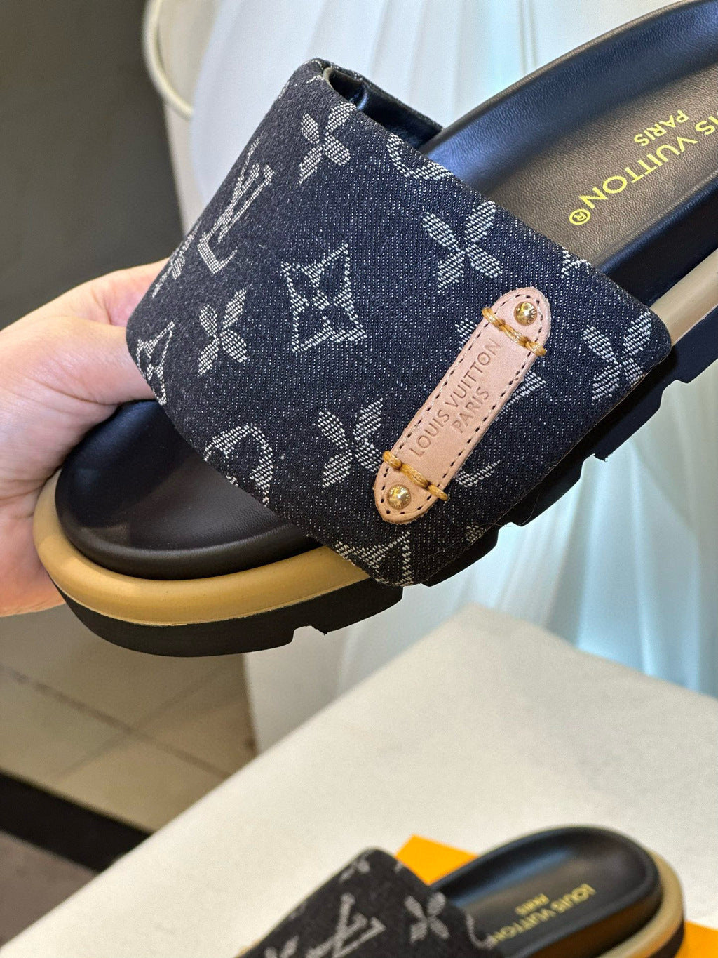 Chinelo Flatform Pillow Preto