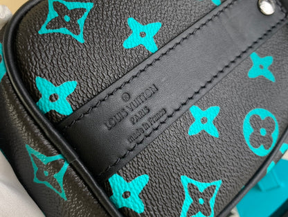Bolsa de Viagem Couro Padrão Monograma Geométrico Marrom 25cm