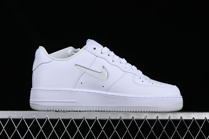 Tênis Cano Baixo Couro Branco Detalhe Swoosh Iridescente