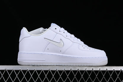 Tênis Cano Baixo Couro Branco Detalhe Swoosh Iridescente