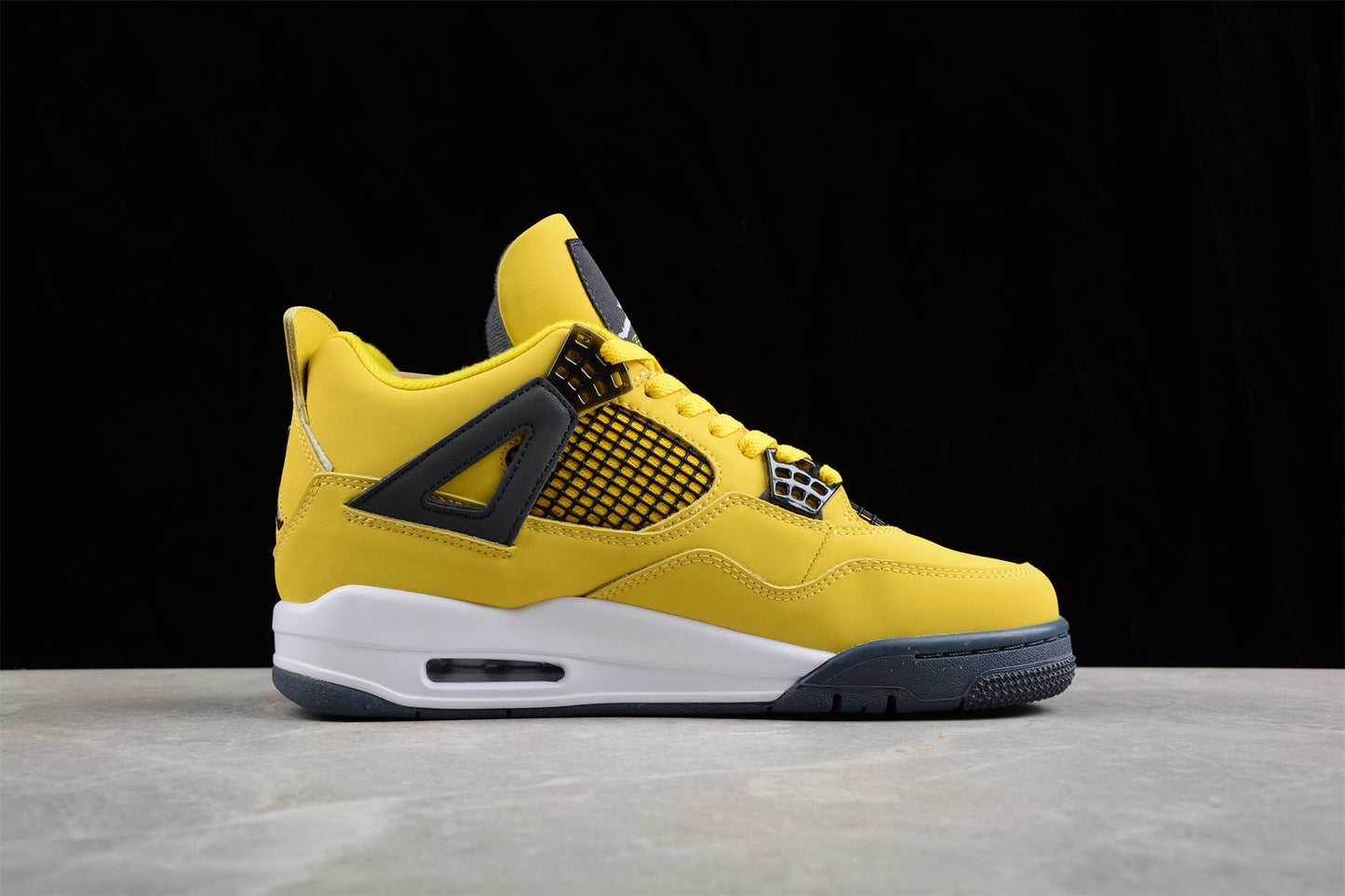 Tênis Cano Alto Basquete Preto Detalhes Amarelo Raio