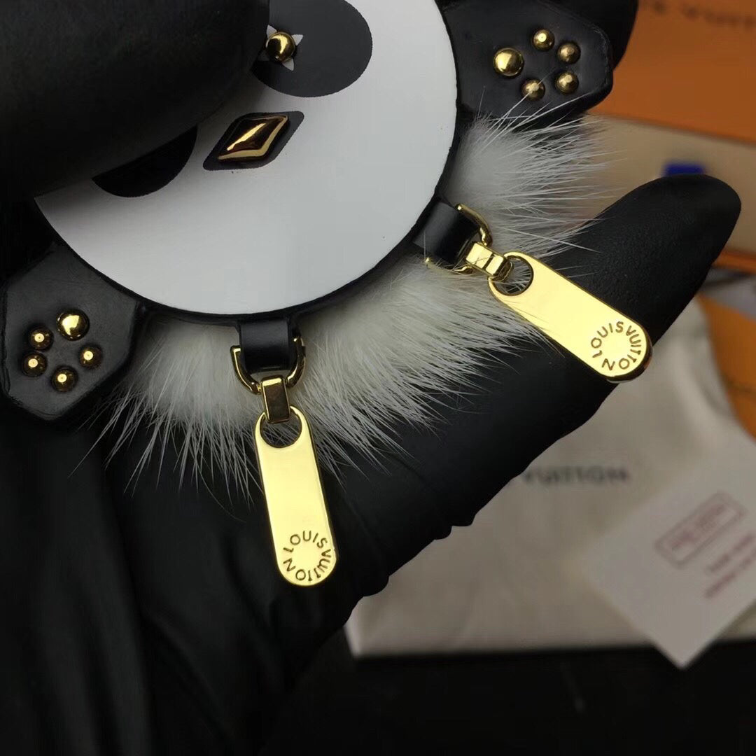 Chaveiro Bag Charm Couro Padrão Monograma Panda com Tachas
