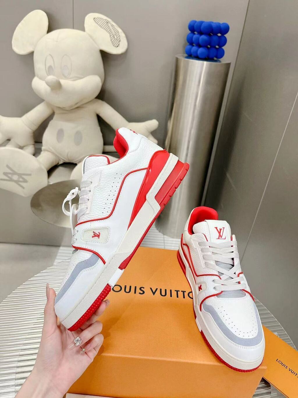 Tênis Couro Branco Detalhe Vermelho Solado Colorido