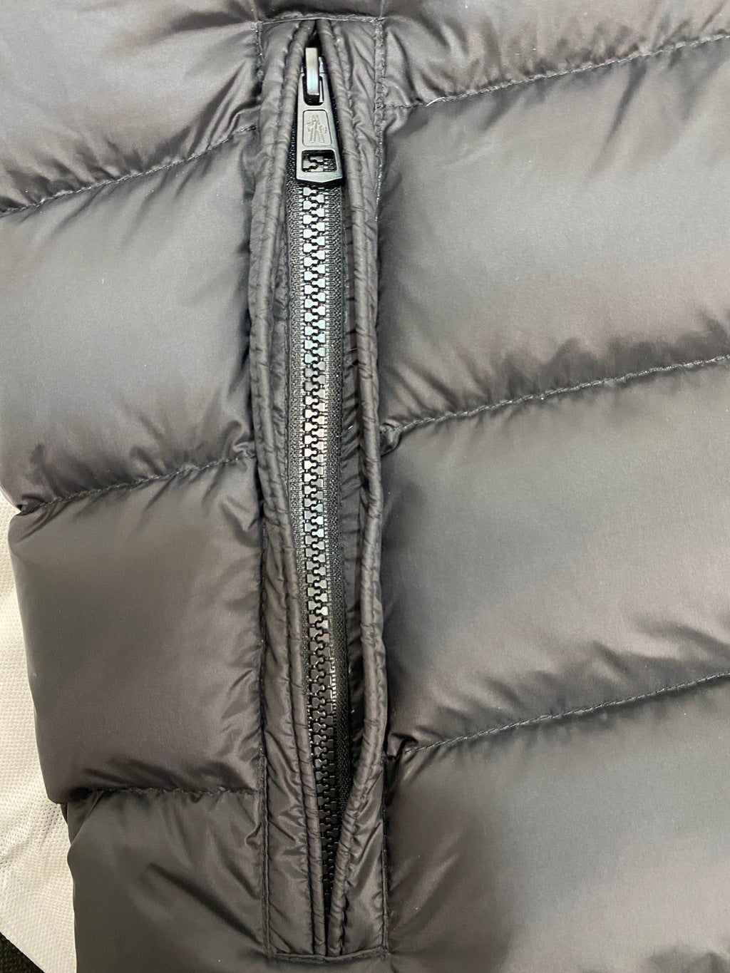 Colete Acolchoado Branco com Detalhes Pretos