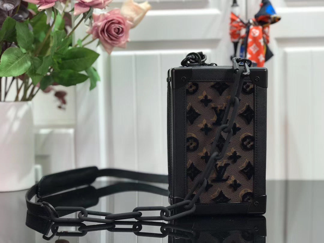 Bolsa Satchel Couro Padrão Monograma Geométrico Preto Vertical